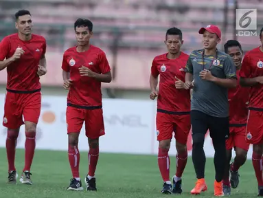 Pemain Persija berlari mengitari lapangan saat latihan jelang melakoni laga kedua semifinal Piala Presiden 2018 melawan PSMS di Stadion Manahan Solo, Jawa Tengah, Minggu (11/2). Laga akan digelar Senin (12/2). (Liputan6.com/Helmi Fithriansyah)