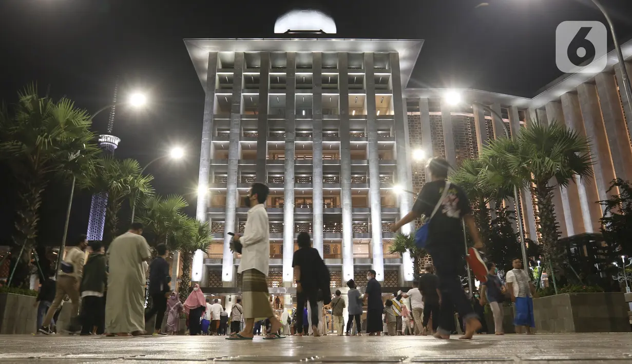 <p>Umat Islam bersiap melaksanakan Sholat Tarawih pertama di Masjid Istiqlal Jakarta, Sabtu (2/4/2022). Sebagian besar umat muslim di Indonesia mulai melaksanakan Sholat Tarawih dan akan melaksanakan puasa Ramadhan 1443 Hijriah pada 2 April 2022. (Liputan6.com/Herman Zakharia)</p>