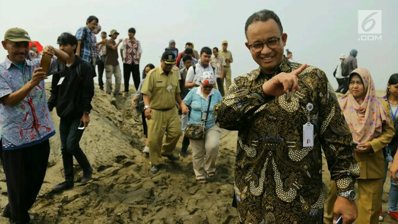 Gaya Anies Saat Pantau Penyegelan Bangunan Pulau Reklamasi