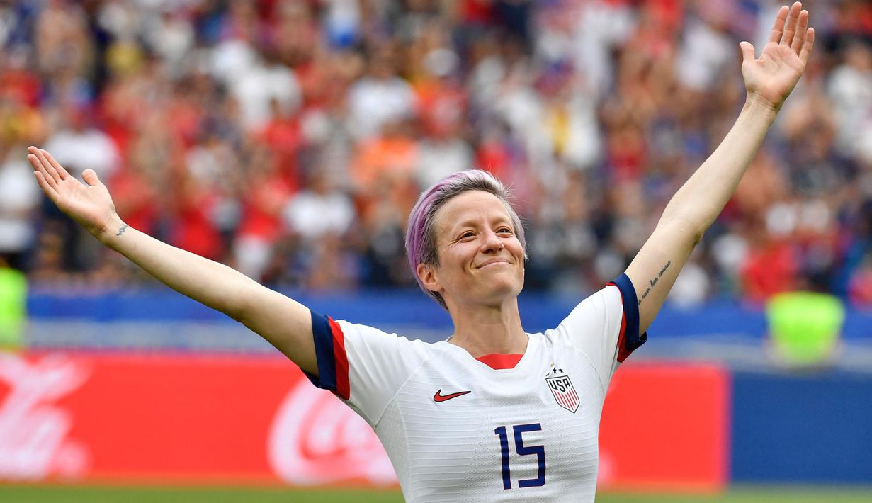 Megan Rapinoe dinobatkan oleh FIFA sebagai pesepak bola putri terbaik pada tahun 2019. Pemain Seattle Reign FC ini juga menyabet penghargaan Ballon d'Or Feminin di tahun yang sama. Saat ini ia tercatat mendapatkan gaji sebanyak  447 ribu dolar (Rp6,4 miliar) per tahun. (Foto: AFP/Philippe Desmazes)