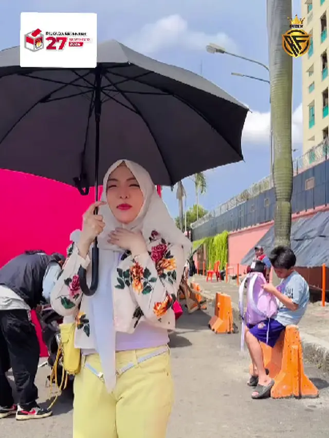 Blazer Roro Fitria yang Elegan tapi Tetap Nyentrik (Instagram @roro.fitria1989)