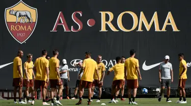 Pemain AS Roma berlatih di Trigoria, pinggiran Roma, Italia, Selasa (18/9). AS Roma akan menghadapi Real Madrid pada laga pembuka Grup G Liga Champions. (Filippo MONTEFORTE/AFP)