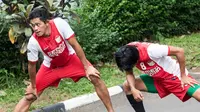 Gelandang PSM Makassar, Rizky Pellu, melakukan pemanasan saat latihan di sekitar perumahan Patra Jasa, Jakarta Selatan, Jumat (8/4/2016). Latihan ini merupakan persiapan jelang Trofeo Persija. (Bola.com/Vitalis Yogi Trisna)