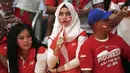 Suporter Indonesia tengah serius saat mendukung Tontowi Ahmad dan Liliyana Natsir meraih medali emas ada cabang bulutangkis pada Olimpiade Rio 2016 di Stadion Riocentro, Rio de Janeiro, (17/8/2016). (REUTERS/Mike Blake )