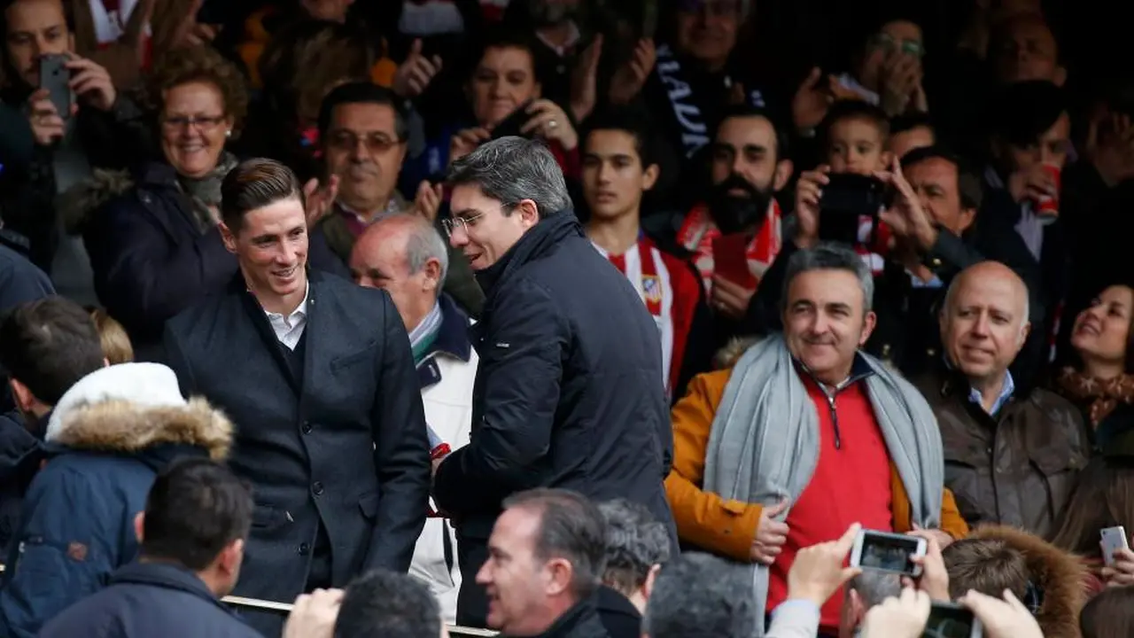 Fernando Torres tampak berada di tengah-tengah pendukung Atletico Madrid