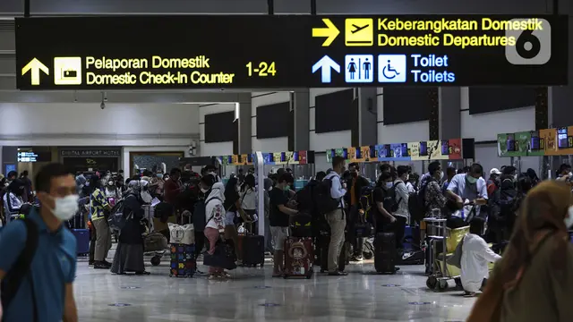 FOTO: H-1 Larangan Mudik, Bandara Soekarno Hatta Ramai Calon Penumpang