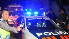 Mobil ambulans yang membawa jenazah terpidana mati keluar dari Pulau Nusakambangan, Cilacap, Jateng, Rabu (29/4/2015). Ambulans nomor urut 1 itu membawa jenazah anggota duo Bali Nine, Myuran Sukumaran. (Liputan6.com/Yoppy Renato)