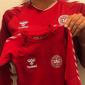 Foto istri bek Timnas Denmark, Jonas Knudsen, memegang jersey Denmark versi bayi di Instagram. (Instagram)