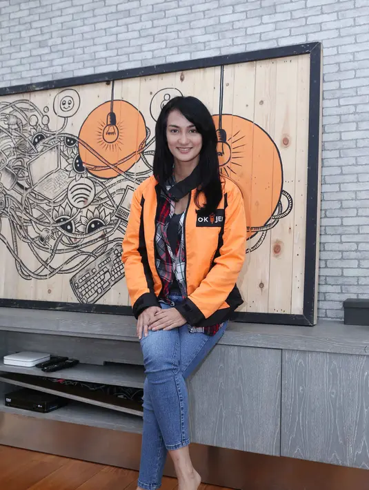 Dalam sitkom yang berjudul ‘OK-JEK’ ini Atiqah Hasiholan tampil bak anggota geng motor, lengkap dengan jaket dan helm oranye. Dengan adanya supir ojek cantik seperti Atiqah Hasiholan rasanya tak akan ada yang bisa menolak. (Nurwahyunan/Bintang.com)