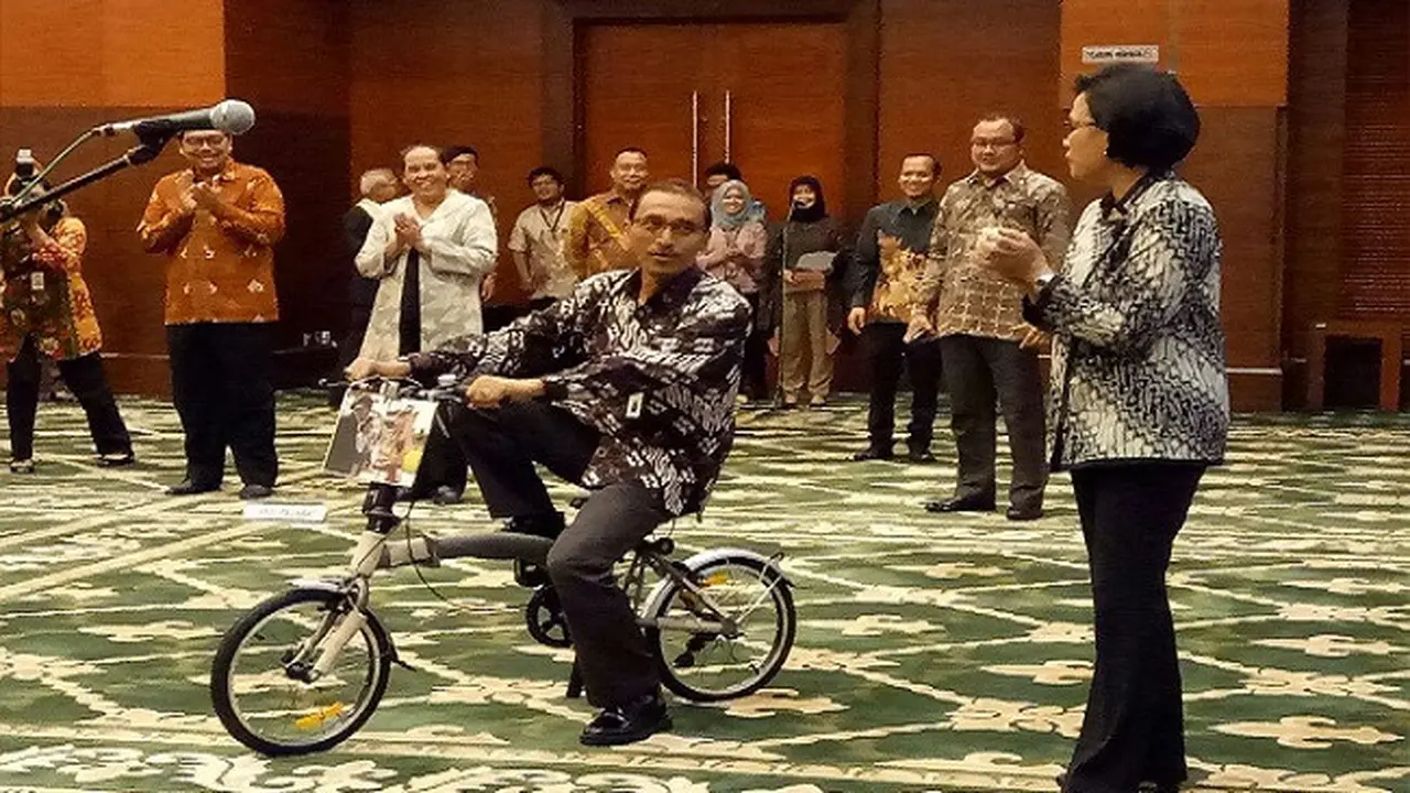 Menteri Keuangan (Menkeu), Sri Mulyani Indrawati memberikan hadiah satu buah unit sepeda kepada Kepala Kantor Wilayah Bea Cukai Jakarta, Oentarto Wibowo.(Liputan6.com/Fiki Ariyanti)