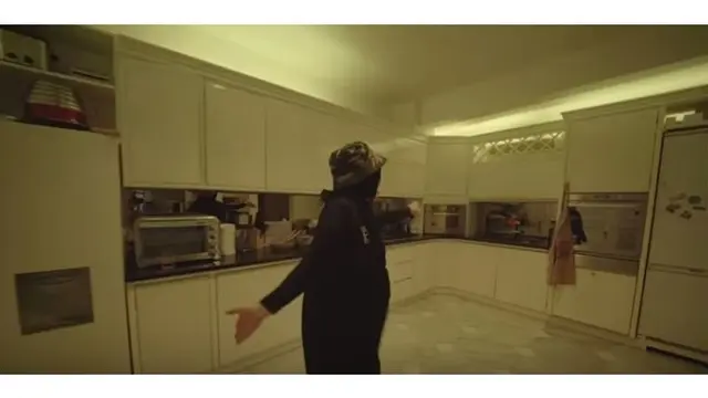 Dapur rumah keluarga fenomenal ini bernuansa putih dan luas.