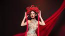 Lyodra yang tampil begitu anggun dengan simpel dress serta hiasan kepala yang berwarna merah. (Instagram/fdphotography90).