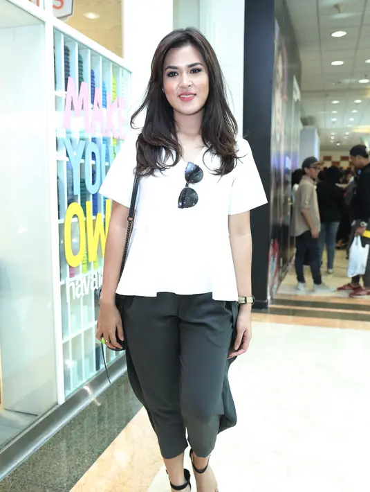"Cuma di atas panggung saya suka pengen dandan, kelihatan feminin, lebih cocok sama acaranya di atas panggung pakai dress. Jadi di atas panggung terlihat lebih feminin dibanding sehari-hari," ucap Raisa Andriana. (Galih W. Satria/Bintang.com)