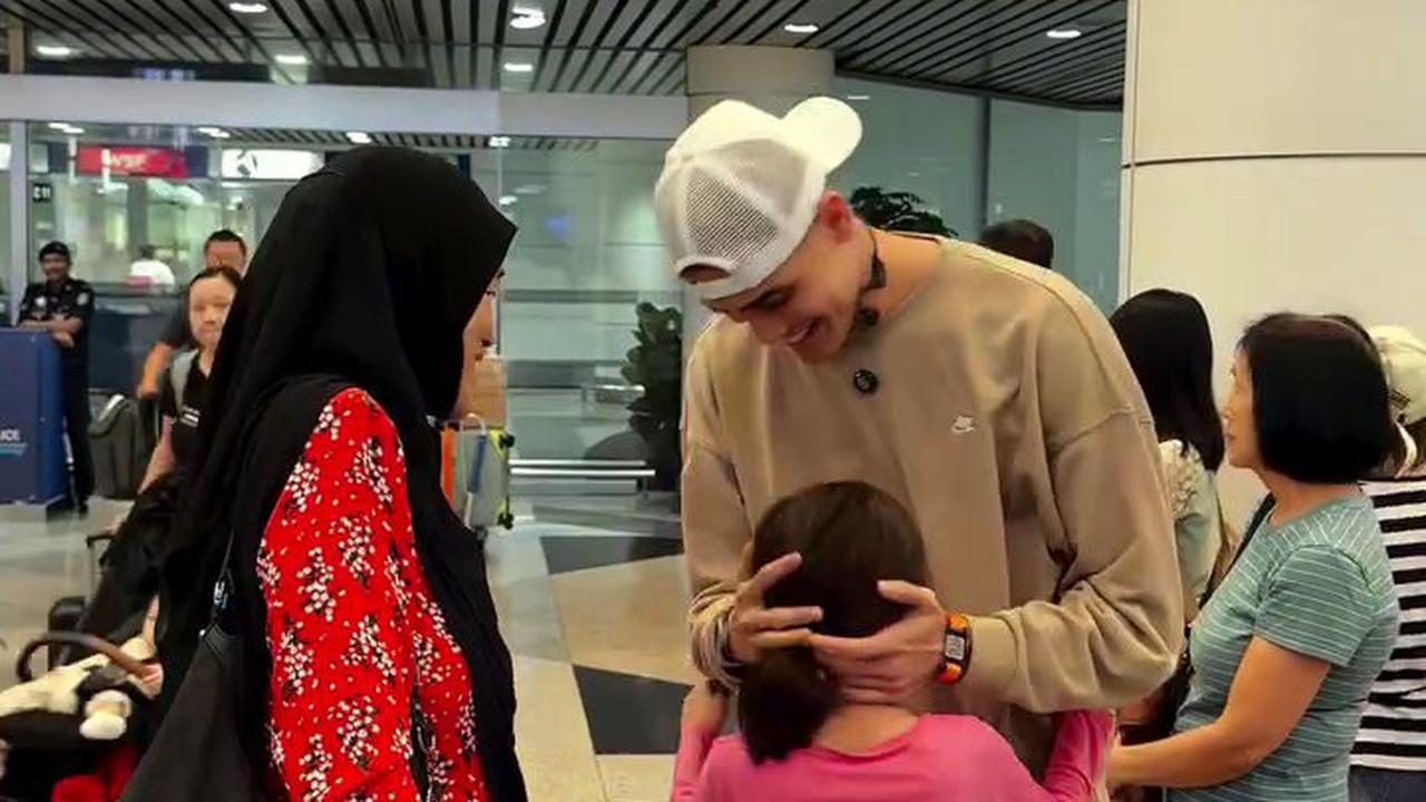Disebut Penyayang Keluarga, 8 Potret Aisar Khaled Pulang ke Malaysia Disambut Keluarga - Peluk Erat Sang Ibu