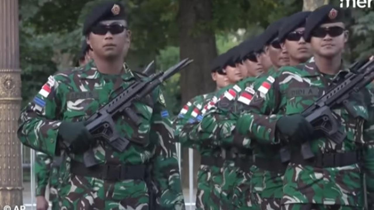 VIDEO: ENJOY! Perwira Kopassus 'King Sparko' Bikin Pasukan TNI & Tentara Prancis Kompak Tari Pacu Jalur