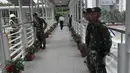 Sejumlah aparat keamanan disiagakan di jembatan penyeberangan orang (JPO) kawasan Bundaran HI, Jakarta, Sabtu (18/4/2015). Sterilisasi dilakukan di tempat-tempat umum yang dilalui peserta Konferensi Asia Afrika (KAA). (Liputan6.com/Johan Tallo)