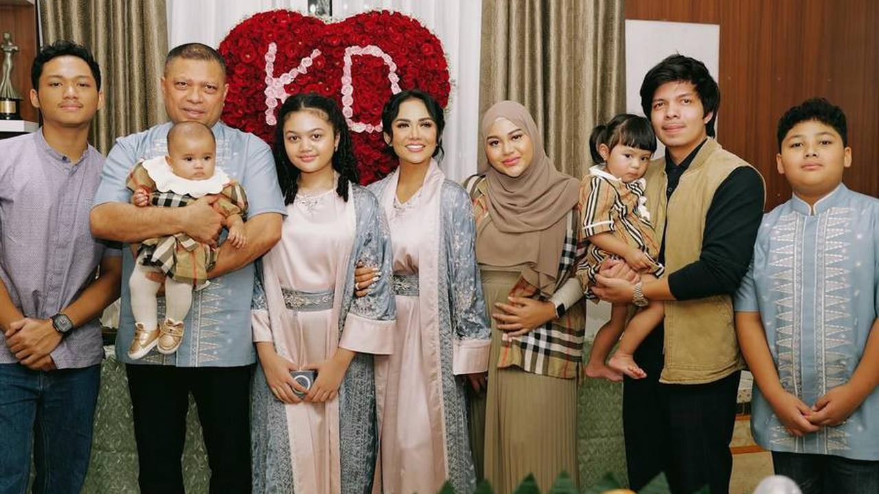 Netizen Memperhatikan Pose Aurel Hermansyah Saat Pegang Perut