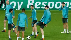 Para pemain Chelsea saat menghadiri sesi latihan di stadion Camp Nou di Barcelona (13/3). Chelsea akan bertanding melawan wakil Spanyol Barcelona pada leg kedua babak 16 Liga Champions. (AFP Photo/Pau Barrena)