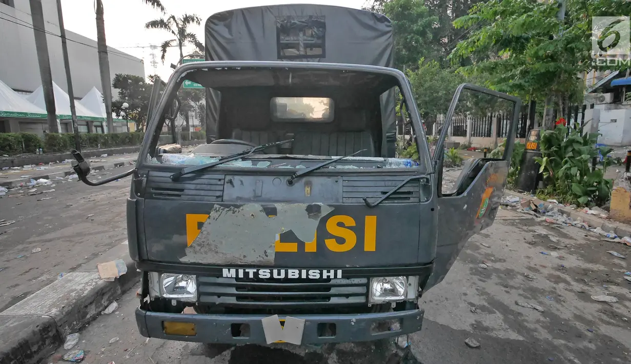 Kondisi kendaraan milik polisi yang dirusak oleh massa aksi 22 Mei di kawasan Wahid Hasyim, Jakarta, Kamis (23/5/2019). Massa yang ricuh di depan Kantor Bawaslu dipukul mundur oleh polisi hingga berhamburan ke sejumlah titik dekat lokasi. (Liputan6.com/Herman Zakharia)