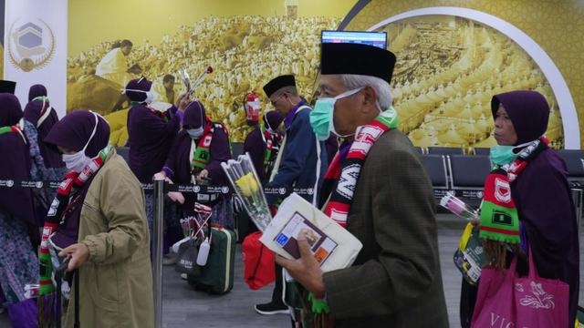 Jemaah haji melalui Makkah Route di Bandara Prince Mohammed bin Abdul Aziz. Foto: Darmawan/MCH