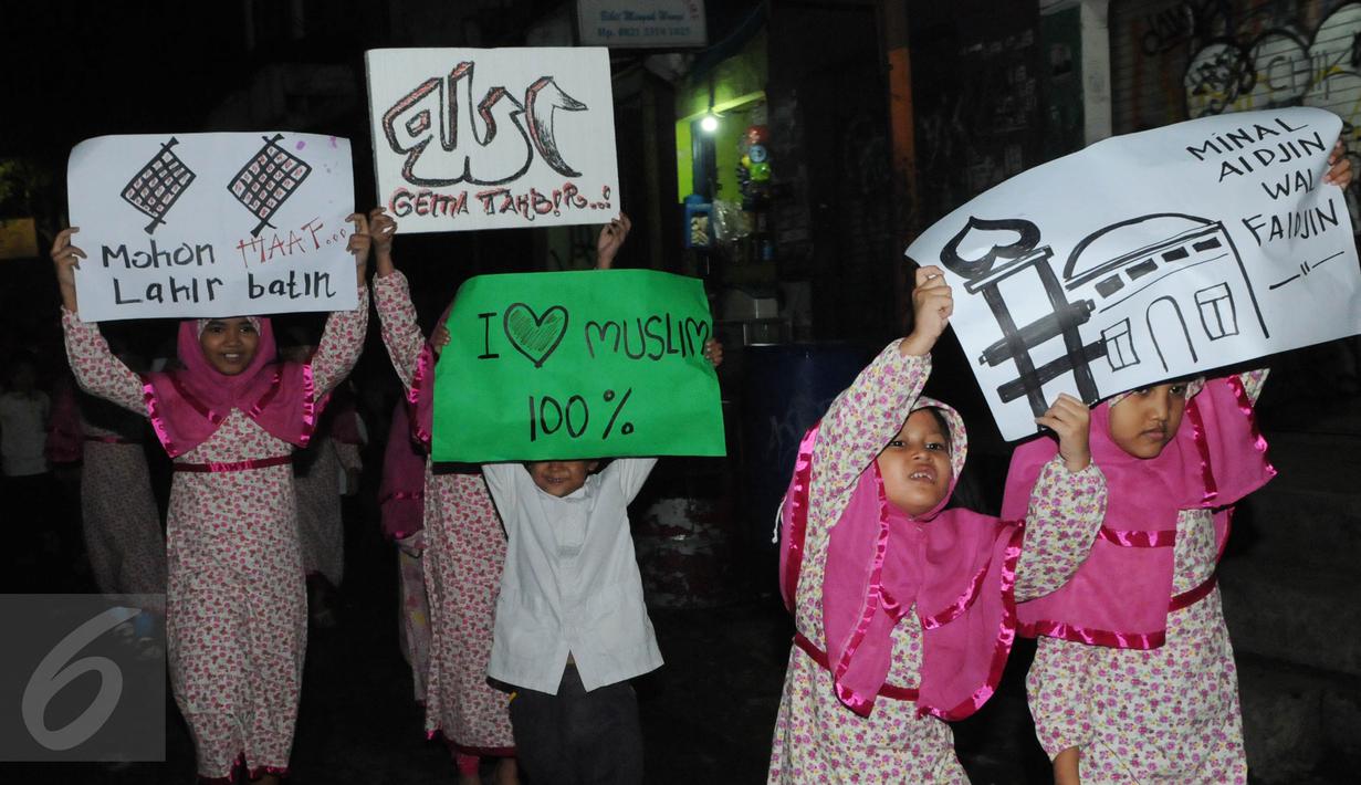 Sejumlah anak kecil mengumandangkan takbir sambil berkeliling di kawasan tanah abang, Jakarta,Selasa (5/7) Bagi Umat Muslim Indonesia mengumandangkan Takbir ialah sebagai suatu tanda menyambut hari Raya Idul Fitri 1437 Hijriah. (Liputan6.com/Helmi Afandi)