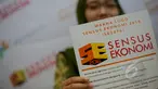 Seorang peserta memperlihatkan logo sensus ekonomi 2016 saat peluncuran di Kantor BPS Jakarta, Jumat (8/5/2015). Badan Pusat Statistik (BPS ) meluncurkan logo baru sensus Ekonomi 2016 (SE2016). (Liputan6.com/Faizal Fanani)