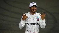 Pembalap Mercedes, Lewis Hamilton, menjuarai balapan F1 GP Abu Dhabi, Minggu (25/11/2018). (Twitter/F1)