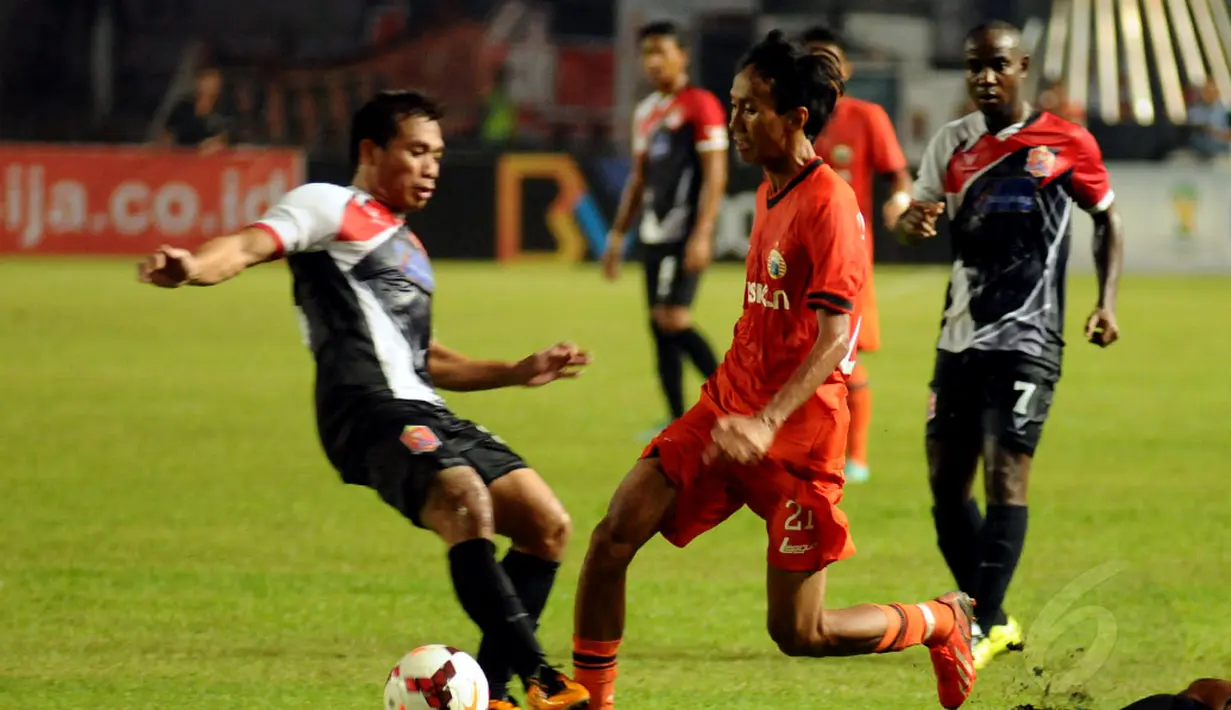 Gelandang Persija, Amarzukih (tengah) berusaha menembus hadangan pemain Persijap Jepara saat berlaga di stadion GBK Jakarta, (26/5/2014). (Liputan6.com/Helmi Fithriansyah) 