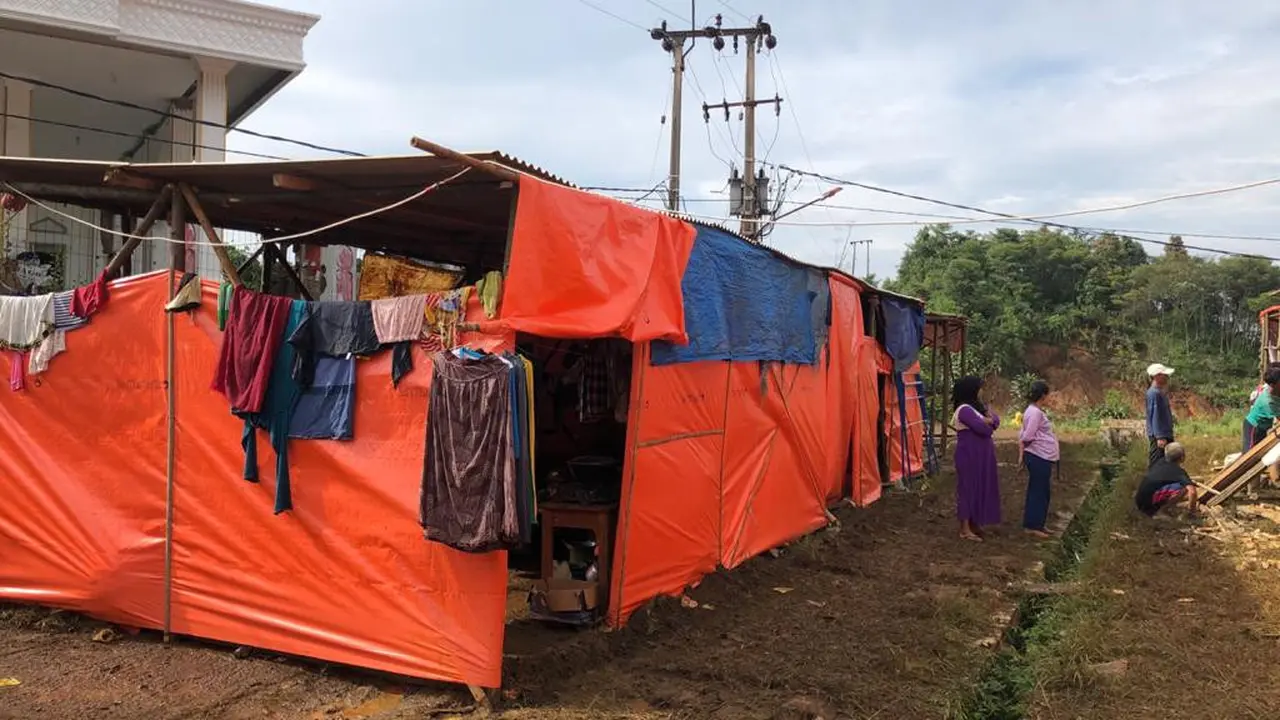 Sejumlah warga Desa Cileuksa Kecamatan Sukajaya, Kabupaten Bogor masih mengungsi di tenda.