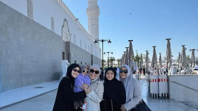 Potret Ayu Ting Ting Umrah Bareng Keluarga (credit: https://www.instagram.com/ayutingting92/)