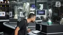 Pengunjung melihat trofi kemenangan Juventus yang dipamerkan pada Juventus Village di Lippo Mall Kemang, Jakarta, Jumat (27/1/2023). Juventus Village berlangsung pada 27-29 Januari 2023 meliputi pameran trofi pertama di Asia Tenggara sepanjang sejarah klub, koleksi sejarah Juventus, pameran tempat-tempat bersejarah di stadion dan pameran merchandise klub. (Liputan6.com/Faizal Fanani)