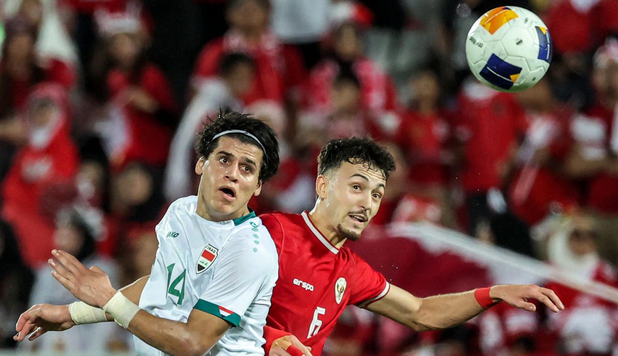 <p>Pemain Timnas Indonesia U-23, Ivar Jenner (kanan) berduel udara dengan pemain Irak U-23, Karar Mohammed pada laga perebutan tempat ketiga Piala Asia U-23 2024 di Abdullah bin Khalifa Stadium, Doha, Qatar, Kamis (2/5/2024). (AFP/Karim Jaafar)</p>