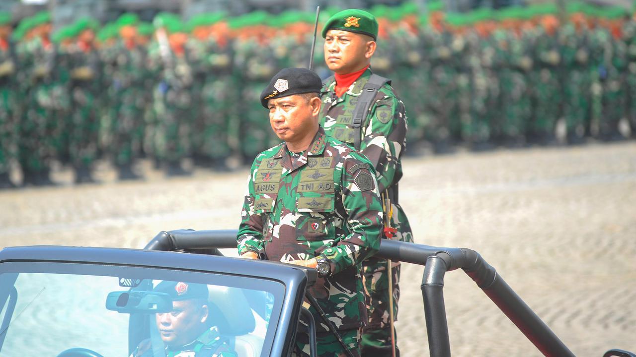 VIDEO: Momen Panglima Agus Melotot! Senior Periksa Calon TNI 2025 Lari Baris Lepas Baju