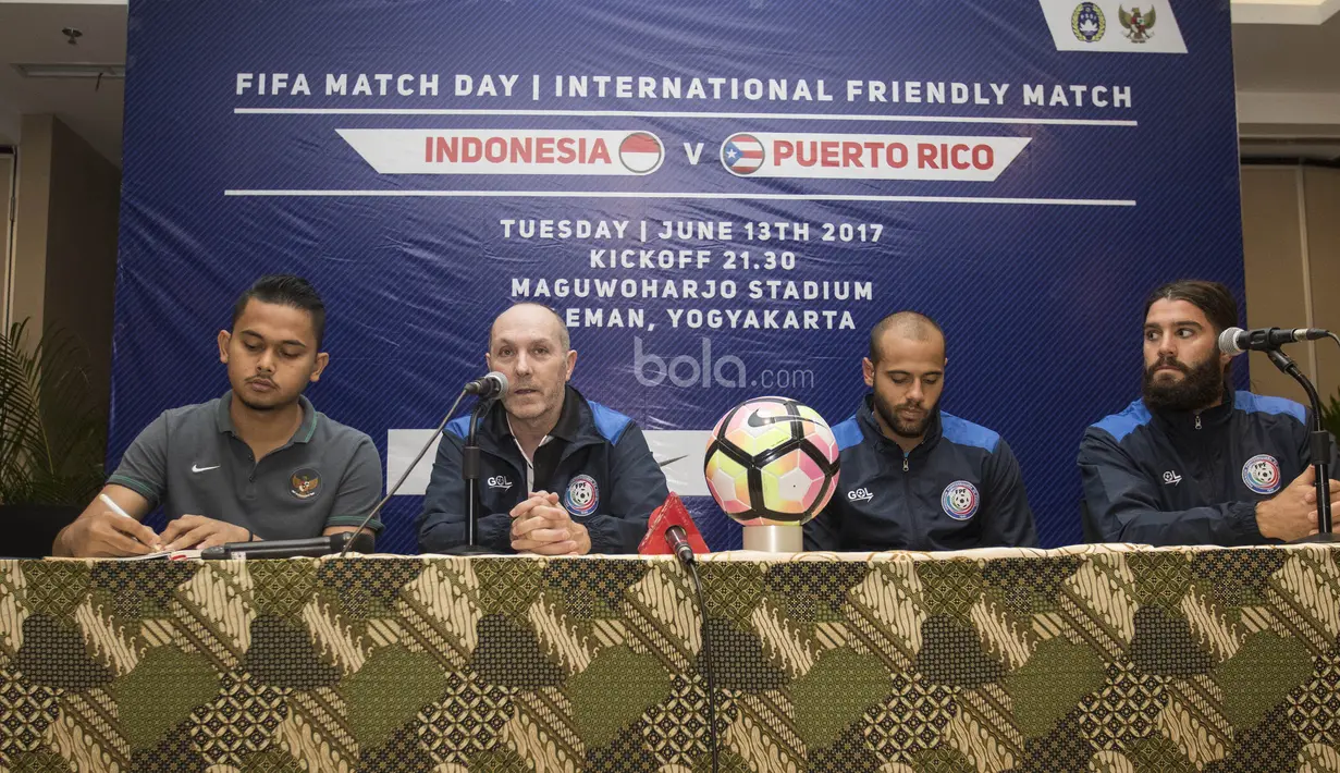 Usai Timnas indonesia menggelar jumpa pers, gantian Timnas Puerto Rico melakukan sesi tanya jawab dengan wartawan. (Bola.com/Vitalis Yogi Trisna)  