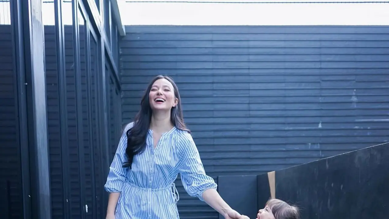 Momen kebersamaan Asmirandah dan Chloe dalam balutan outfit serasi yang menggemaskan (Instagram/@asmirandah89)
