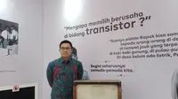 Foto Arif Rachmat Gobel pimpinan generasi ke-3 di depan produk transistor radio generasi ke-1.