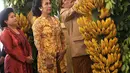 Kedua orang tua Selvi Ananda mengikuti prosesi Bleketepe, sebagai salah satu rangkaian acara menuju pernikahan.(Galih w. Satria/bintang.com)
