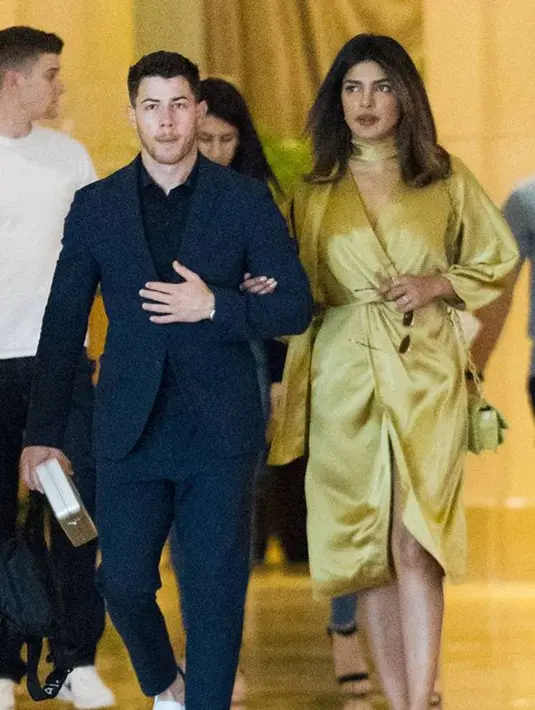 Perhatian publik mulai menyorot saat keduanya tertangkap menonton Beauty and the Beast Live di Hollywood Bowl. (Jackson Lee - SplashNew-com)