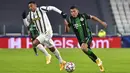 Pemain Juventus Danilo (kiri) dan pemain Ferencvaros Myrto Uzuni berebut bola pada pertandingan Grup G Liga Champions di Allianz Stadium, Turin, Italia, Selasa (24/11/2020). Juventus melaju ke 16 besar Liga Champions usai menekuk Ferencvaros 2-1. (Marco Alpozzi/LaPresse via AP)