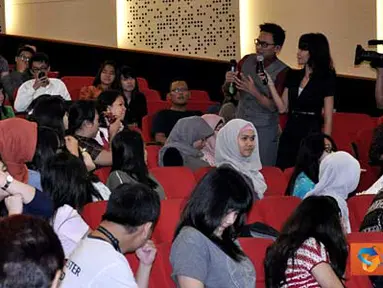 Citizen6, Jakarta: Presenter Liputan6 SCTV, Muhammad Achir dan Anastaya Putri dalam persiapan siaran langsung Liputan6 Siang pada ajang SCTV Goes to Campus, Kamis (1/3). (Pengirim: Agung Binarko)
