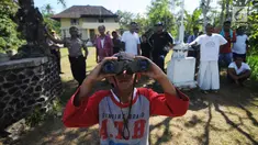 Warga memantau aktifitas Gunung Agung di Pos Pemantauan Desa Rendang, Karangasem, Bali, Jumat (29/9). Semenjak Gunung Agung dinyatakan status awas hingga hari ini pos tersebut selalu ramai didatangi warga. (Liputan6.com/Gempur M Surya)