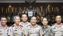 Kapolri Jenderal Pol Badrodin Haiti, beserta jajarannya dan Joko Driyono, menggelar jumpa pers terkait Piala Bhayangkara di Mabes Polri, Jakarta, Senin (15/2/2016). (Bola.com/Vitalis Yogi Trisna)