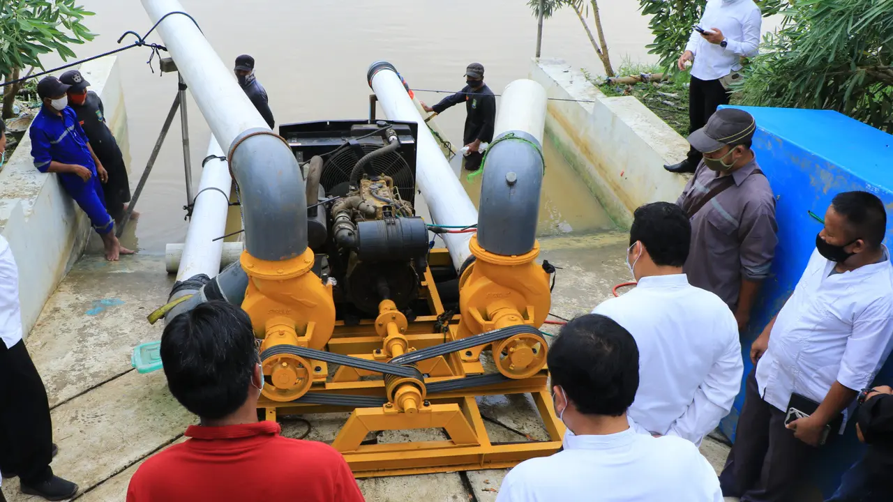 Antisipasi banjir di musim hujan, Wali Kota Tangerang Arief R. Wismansyah, meninjau langsung uji coba operasional mesin pompa air yang dipersiapkan.