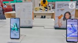 Salah satu smartphone atau ponsel pintar dipajang di salah satu pusat perbelanjaan di kawasan Tangerang, Selasa (14/3/2023). Tahun 2022 lalu tampaknya menjadi tahun yang penuh tantangan bagi sejumlah produsen smartphone dimana faktor penawaran (supply) dan permintaan (demand) yang rendah semakin memberi tekanan yang cukup signifikan terhadap sektor ini. (Liputan6.com/Angga Yuniar)