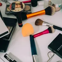 Lip plummper hingga highlighter, simak 5 produk makeup yang jadi favorit di tahun 2019