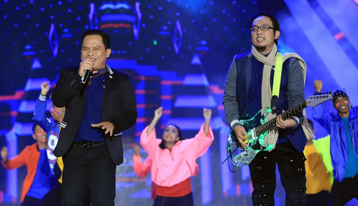 Grup band Wali pun juga hadir menjadi salah satu pengisi acara yang memeriahkan panggung megah SCTV di Gempita 2018. Lagu-lagu miliknya mereka bawakan menghibur masyarakat yang hadir. (Deki Prayoga/Bintang.com)