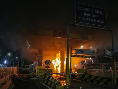 Gardu Tol Pejompongan 1 dibakar massa saat demonstrasi mahasiswa di depan Gedung DPR/MPR, Jakarta, Selasa (24/9/2019). Demonstrasi mahasiswa berujung ricuh, polisi menembakkan gas air mata dan water cannon untuk membubarkan demo. (Liputan6.com/Faisal Fanani)