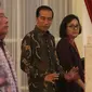 Presiden Joko Widodo (Jokowi) bersama Menteri Keuangan Sri Mulyani saat menerima pimpinan bank umum Indonesia di Istana Negara, Kamis (15/3). Presiden didampingi Menko Perekonomian Darmin Nasution dan Kepala OJK Wimboh Santoso. (Liputan6.com/Angga Yuniar)