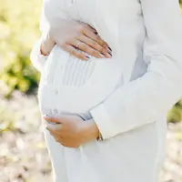 Jika ibu hamil ingin tetap berpuasa selama Ramadan, perhatikan kemampuan dan asupan nutrisi yang masuk saat berbuka dan sahur. (Foto: Freepik/prostooleh)