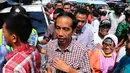 Warga dan pedagang pasar Kebayoran Lama tampak mengerumuni laki-laki yang akrab disapa Jokowi itu, Jakarta, Senin (30/6/14). (Liputan6.com/Andrian M Tunay)